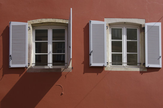 fen&ecirc;tre sur fa&ccedil;ade rouge