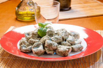 Piatto di gnocchi verdi