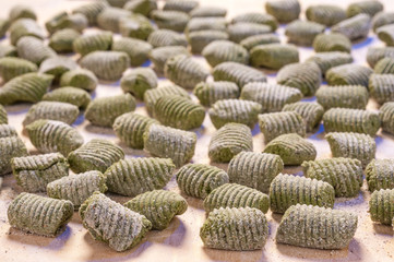 Gnocchi verdi crudi fatti in casa con grano saraceno