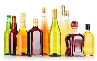 Photo sur Plexiglas Bar Bouteilles de boissons alcoolisées assorties isolated on white
