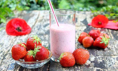 erdbeer milchshake im garten