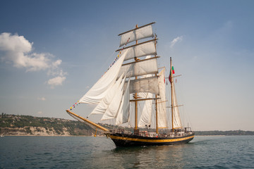 Obraz na płótnie Canvas Stary statek z białymi sprzedaży, żeglarstwa w morzu