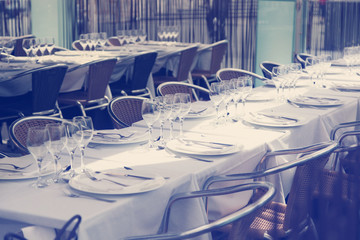white tablecloth and empty glasses in restaurant