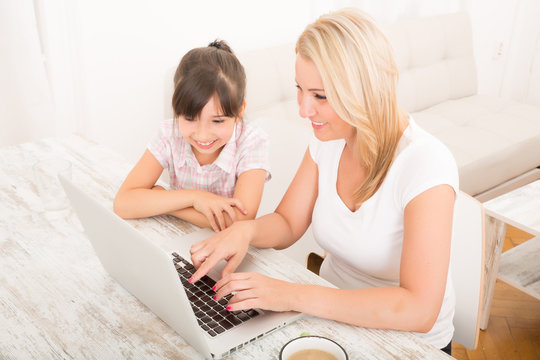 Mutter und Tochter am Laptop