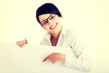 Naklejka premium Business woman showing blank signboard