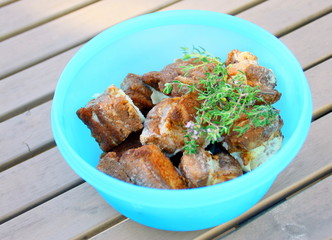 plat de grillons de porc