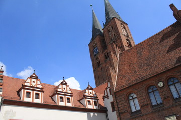 Obraz premium Rathaus und Ratskirche St. Marien in Stendal