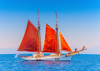 Oude klassieke houten zeilboot op het eiland Spetses in Griekenland