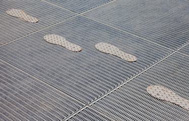 Stylized traces on the metal lattice