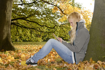 junge Frau mit digital tablet im Park