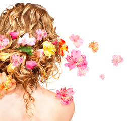 Obraz premium Fryzura z kolorowymi kwiatami. Koncepcja pielęgnacji włosów. Widok od tyłu