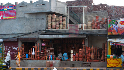Roadside Pots seller in Lahore, Pakistan - obrazy, fototapety, plakaty