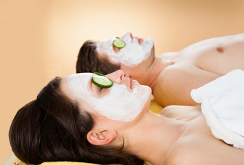 Obraz na płótnie Canvas Couple With Face Mask Relaxing In Spa