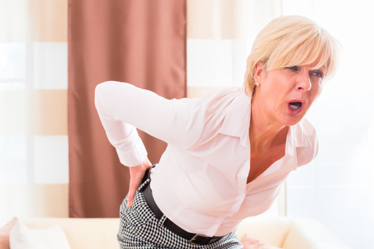 Seniorin hat zuhause einen Hexenschuss