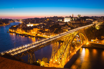 Fototapeta na wymiar Dom Luiz bridge Porto at dusk