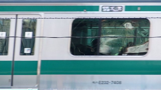様々な電車が交差するシーン（新宿大ガード）