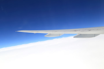 Fototapeta premium airplane wing above sky