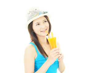 ジュースを飲む笑顔の女性