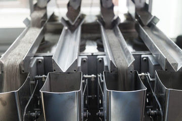 Vibratory conveyor transferring industrial powder
