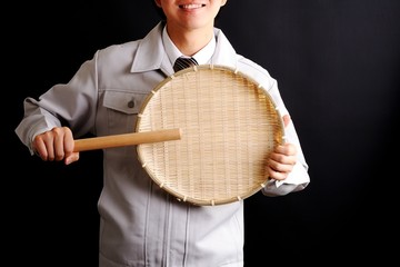 工芸品を持っている作業服の男性