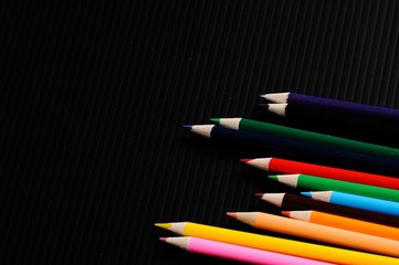 黒背景と色鉛筆