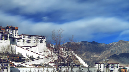 Fototapeta na wymiar Na zewnątrz Pałacu Potala świętej w Lhasie, Tybet, Chiny