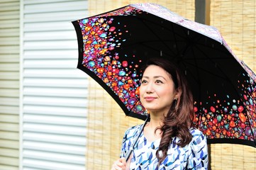 雨宿りをしている女性