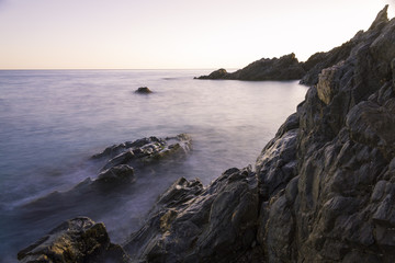 rocas y mar al atardecer