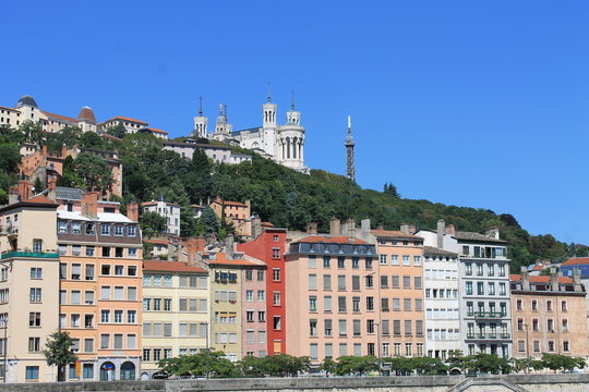 Vue sur la colline de Fourvi&egrave;re &agrave; Lyon