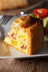 frische Quiche Lorraine auf einem Holzbrett