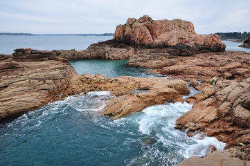 Fototapeta na wymiar La mer , les rochers et les vagues pleines d'écume