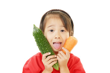 ニガウリを持つ笑顔の女の子