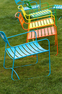 bunte Gartenst&uuml;hle