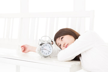 時計を見る女性