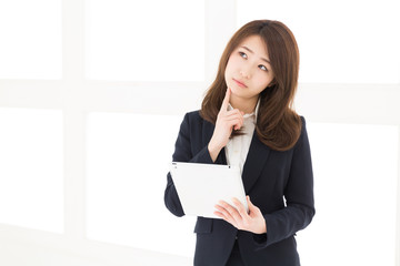 タブレットを見る女性　ビジネス