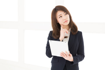 タブレットを見る女性　ビジネス