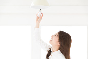 LED電球を替える女性