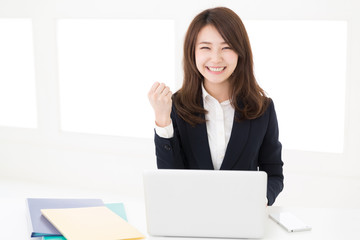 コンピューターを見る女性　ビジネス