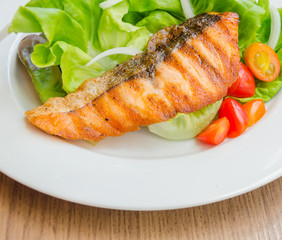 Grill salmon salad
