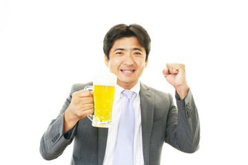 ビールを飲む笑顔のサラリーマン