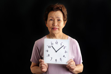 高齢者の女性と過ぎていく時間