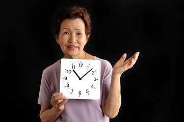 高齢者の女性と過ぎていく時間