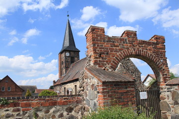 Tor zu Kirche und Friedhof in Bindfelde bei Stendal
