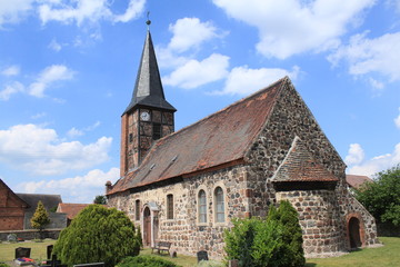 Fototapeta na wymiar Feldsteinkirche in Bindfelde bei Stendal