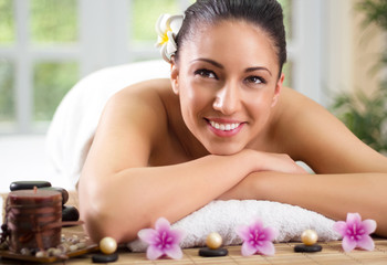 Obraz na płótnie Canvas Beautifu smiling woman having a wellness back massage