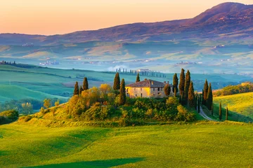 Foto op Plexiglas Toscane Toscane landschap bij zonsopgang