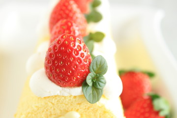 苺のロールケーキ