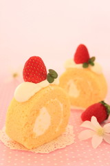苺のロールケーキ