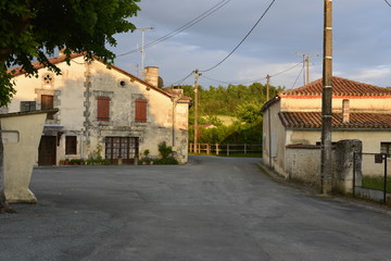 Lumière du soir au bourg de Champagne-et-Fontaine