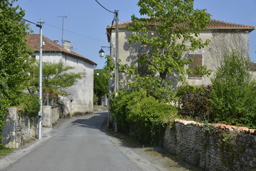 Fototapeta na wymiar Passage étroit au village de Champagne-et-fontaine